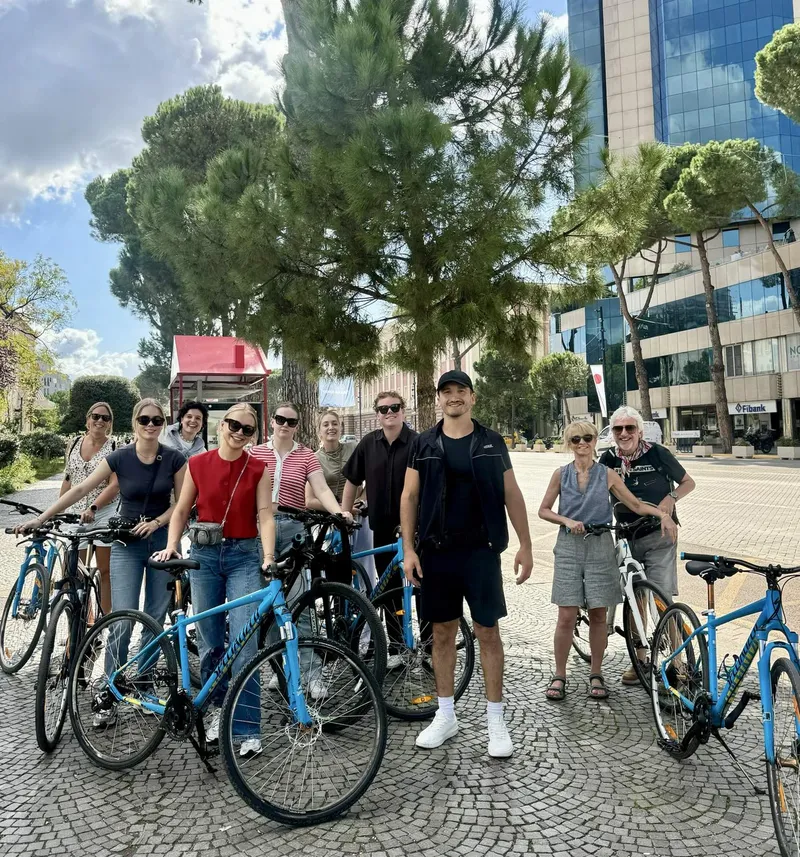 BikeTirana-guider cykler sammen gennem byen